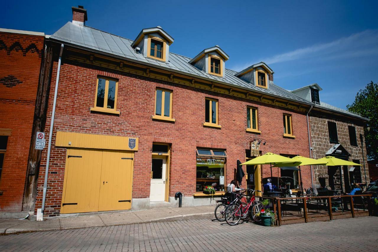 L'Auberge Du Qg La Prairie Exteriör bild